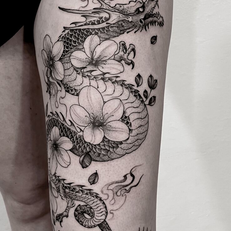 Tatuaż smok  kwiaty w motywie smoki i stylu kontury / linework na udzie