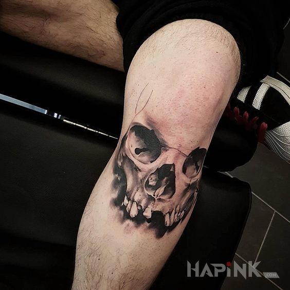 Tattoo Siemano kolano in skulls motif and realistic style on the knee