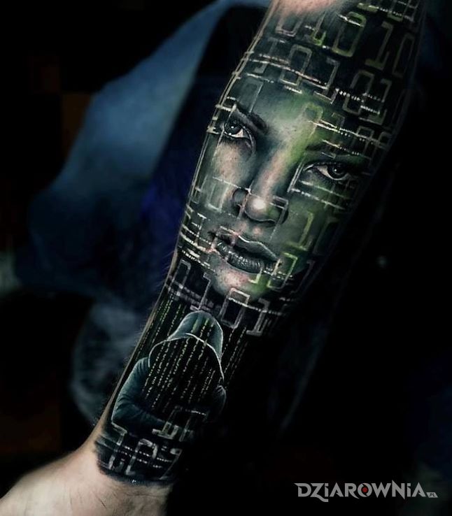 Tatuaż haker w motywie 3D na przedramieniu