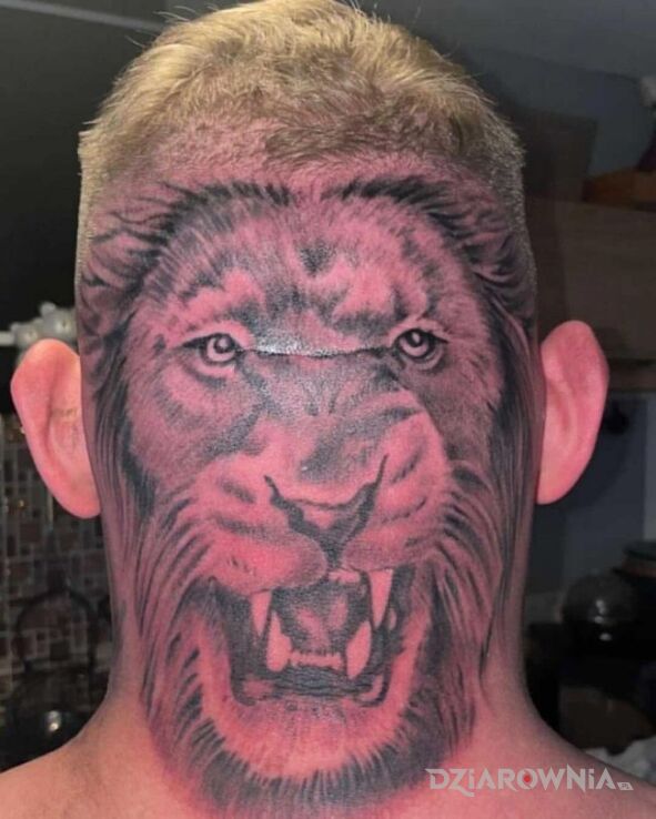Tatuaż lew na lepetynie w motywie śmieszne i stylu realistyczne na głowie