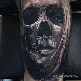 Tatuaż Dwa oblicza na ramieniu motyw: 3D styl: realistyczne