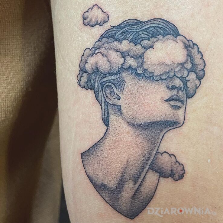 Tatuaż microrealism  głowa w chmurach w motywie pozostałe i stylu modern / kubizm na dłoni