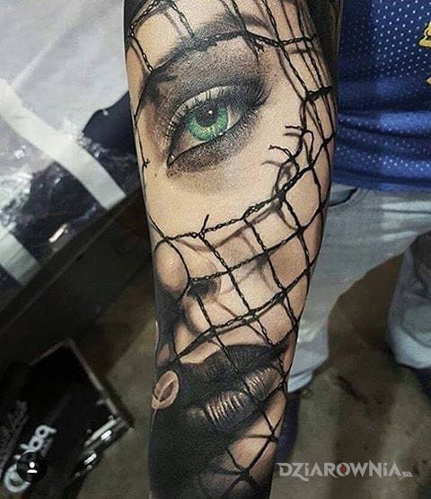 Tatuaż zielonooka i jej portret w motywie 3D i stylu realistyczne na przedramieniu