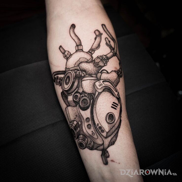 Tatuaż cyber  cyberpunk  steampunk  serce w motywie anatomiczne i stylu dotwork na ręce