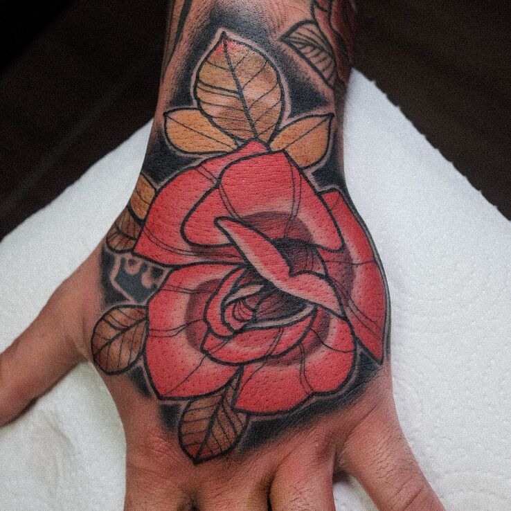Tatuaż róża  liście w motywie kolorowe i stylu neotradycyjne na ręce