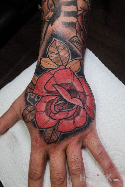 Tattoo Róża / Liście in floral motif and neo-traditional style on the hand