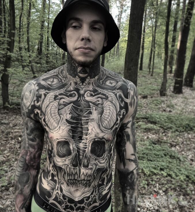 Tattoo Leśny człowiek in dark motif and organic style on the throat