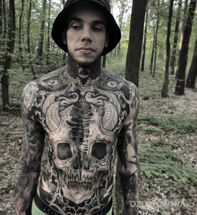 Tatuaż leśny człowiek w motywie czarno-szare i stylu organika na ramieniu