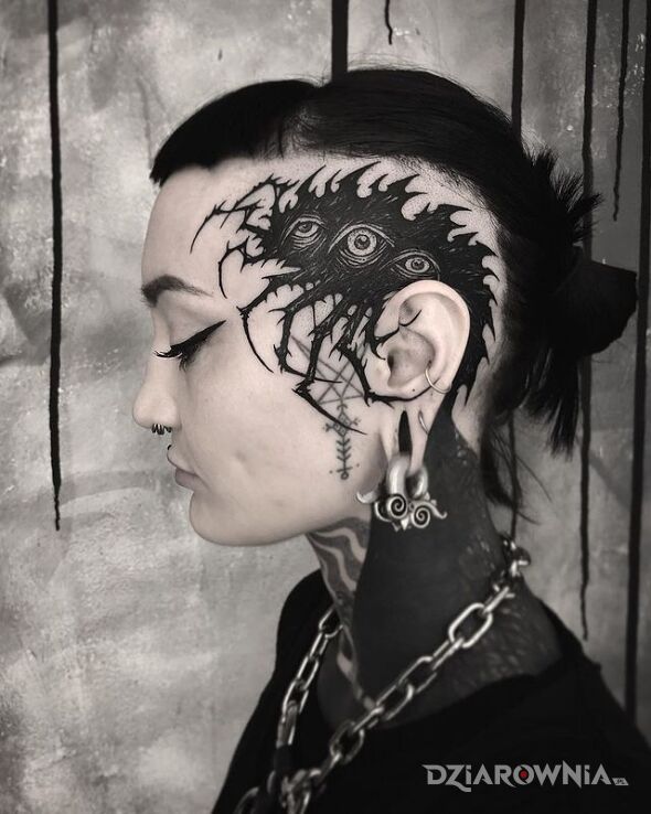 Tatuaż trójoka istota w motywie czarno-szare i stylu blackwork / blackout na głowie