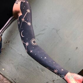 Tattoo Stars in the night sky on the bicep motif: sleeves style: blackwork / blackout