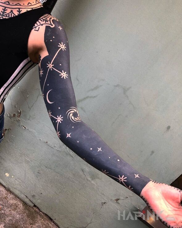 Tattoo Gwiazdy na nocnym niebie in sleeves motif and blackwork / blackout style On the arm