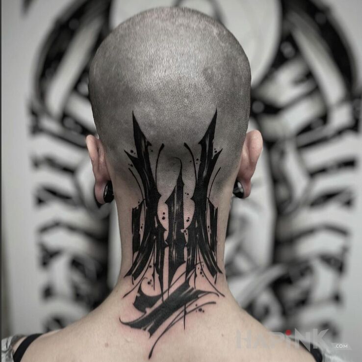 Tattoo Kaligrafia ekstremalna od Emila in lettering motif and blackwork / blackout style on the nape