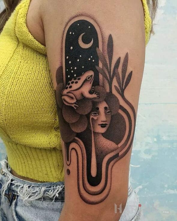 Tattoo Duża łza z oka in faces motif and graphic / illustrative style on the upper arm