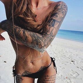 Tatuaż Super ciało na słonecznej plaży na ramieniu motyw: zwierzęta styl: realistyczne