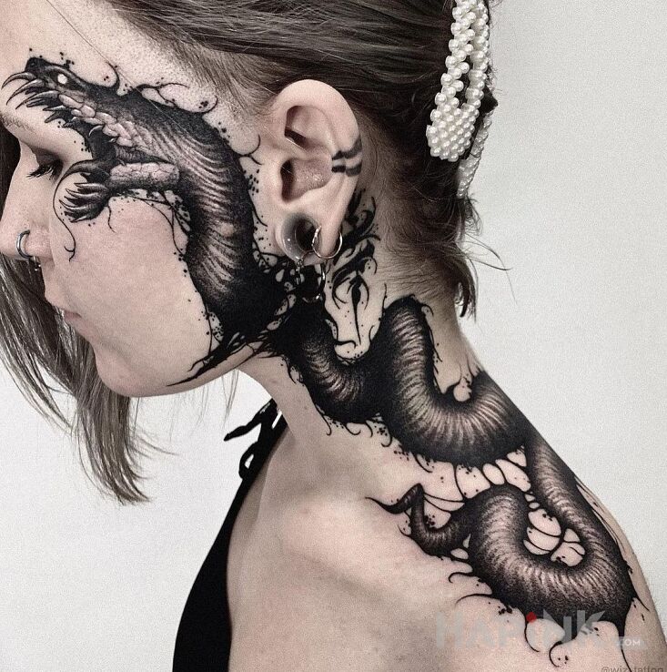 Tattoo Rozjuszony wąż in dark motif and graphic / illustrative style on the face