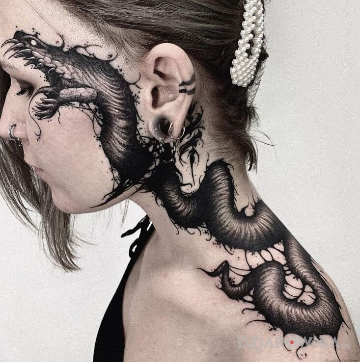 Tatuaż rozjuszony wąż w motywie mroczne i stylu graficzne / ilustracyjne na barku