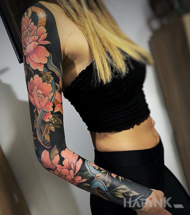 Tattoo Kwiaty współgrające z czarnym tłem in flowers motif and blackwork / blackout style on the forearm
