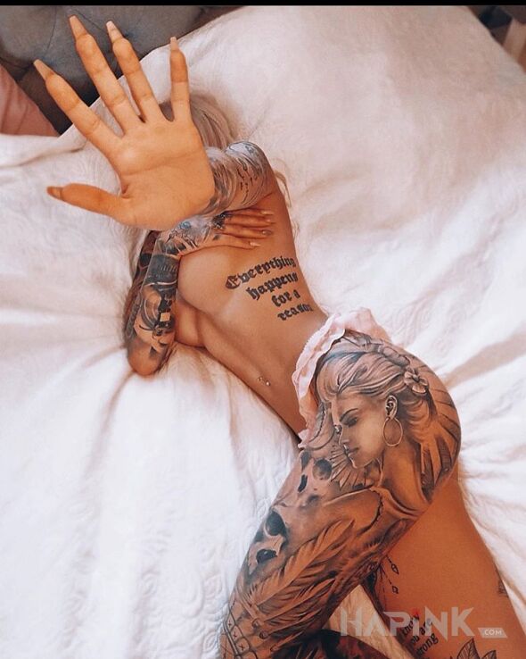 Tattoo Nie rob mi zdjec! in black and gray motif and realistic style on the ribs