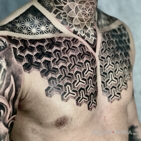 Tatuaż Tattoo on the snack na obojczyku motyw: mandale styl: geometryczne