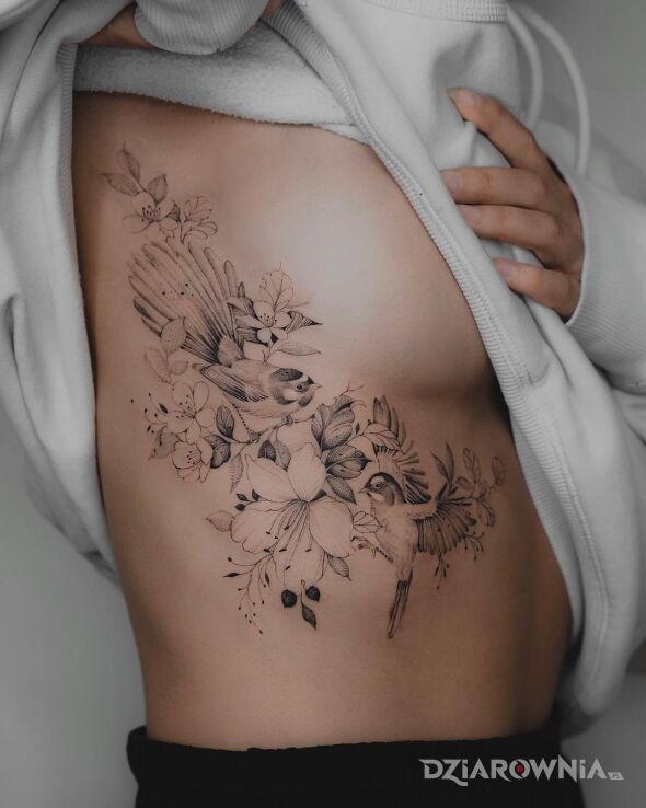 Tatuaż dwa ptaszki gruchają w motywie kwiaty i stylu graficzne / ilustracyjne na żebrach