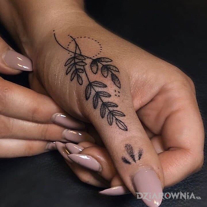 Tatuaż cini mini trzy gałązki w motywie czarno-szare i stylu graficzne / ilustracyjne na palcach