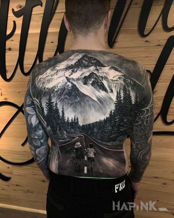 Tattoo Dzieciaki ruszają w podróż in characters motif and realistic style on the shoulder blades