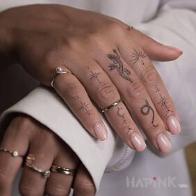 Tattoo Small lizard and others on the fingers motif: black and gray style: minimalistic