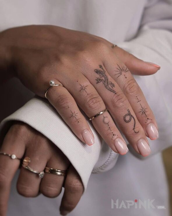Tattoo Niewielka jaszczurka i inne in black and gray motif and minimalistic style on the fingers