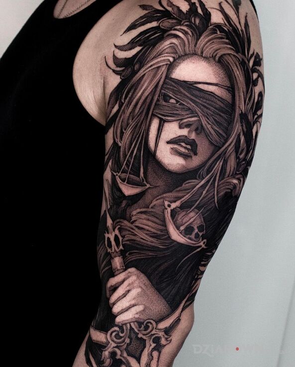 Tatuaż oszukująca bogini sprawiedliwości w motywie mroczne i stylu realistyczne na ramieniu