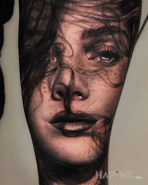 Tattoo Gęste włosy opadające na twarz in 3D motif and realistic style on the forearm
