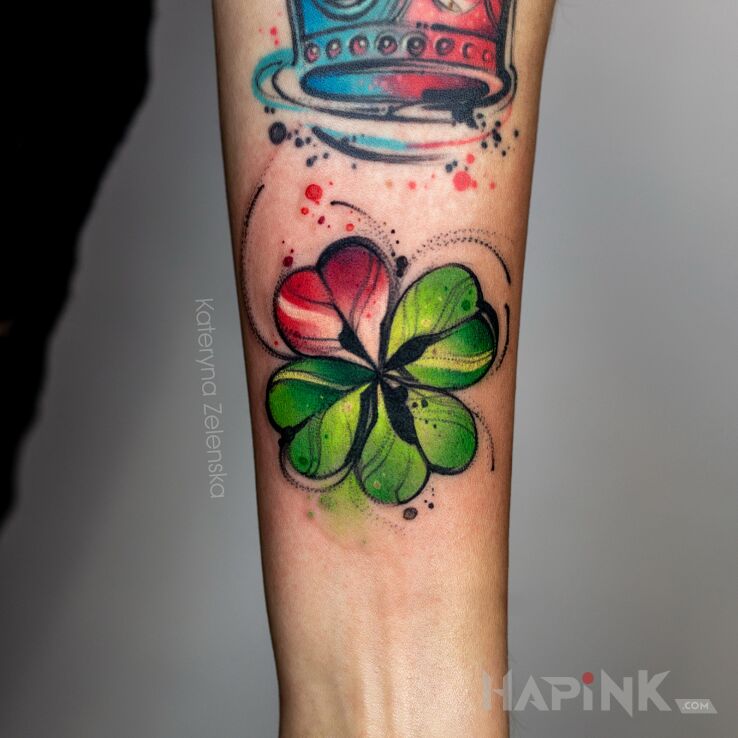 Tattoo Szczęście / Koniczyna in colorful motif and Watercolor style on the forearm