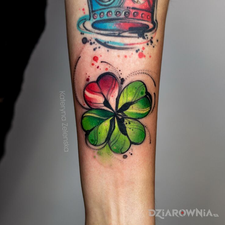Tatuaż szczęście  koniczyna w motywie kolorowe i stylu watercolor na nadgarstku