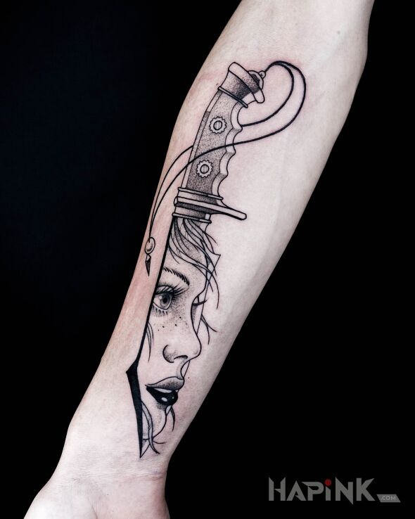 Tattoo Nóż / Kobieta / Twarz in faces motif and graphic / illustrative style on the forearm