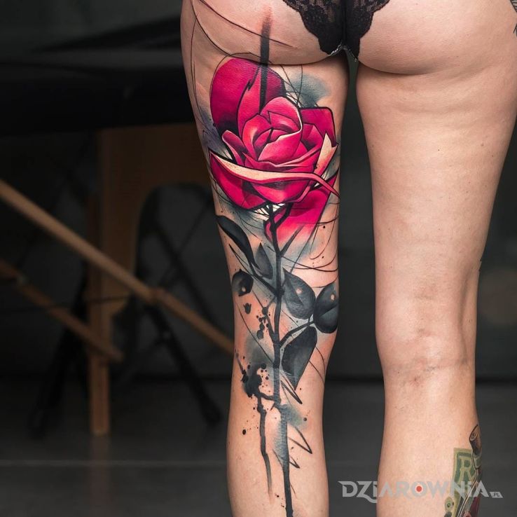 Tatuaż roza rozowa w motywie kwiaty na nodze
