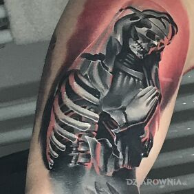 Tatuaż Zakonnica na bicepsie motyw: czarno-szare styl: graficzne / ilustracyjne