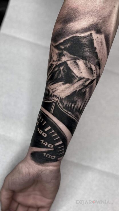 Tatuaż road w motywie czarno-szare i stylu surrealistyczne na przedramieniu