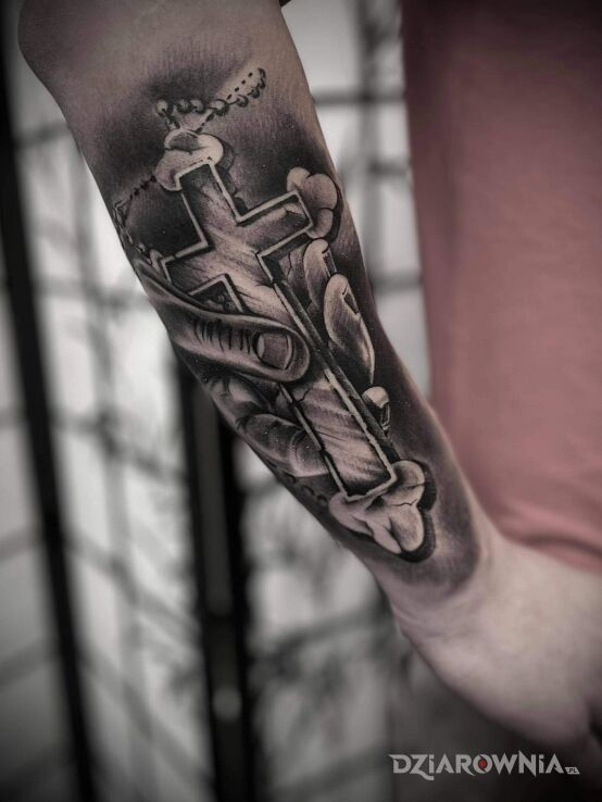 Tatuaż krzyż w motywie religijne i stylu blast over na ręce