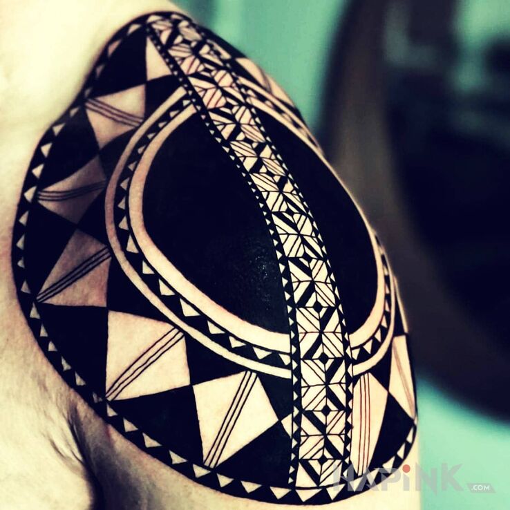Tattoo Polinezja in other motif and Polynesian style on the shoulder