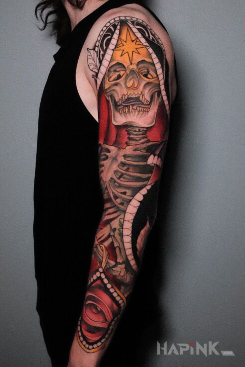 Tattoo Śmierć / Czaszka in sleeves motif and neo-traditional style on the upper arm