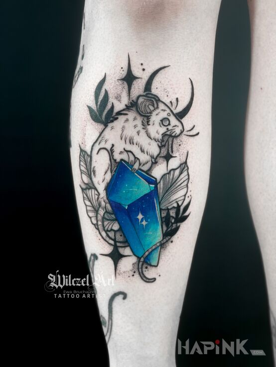 Tattoo Mysz / Kryształ / Księżyc in black and gray motif and dotwork style on the tibia