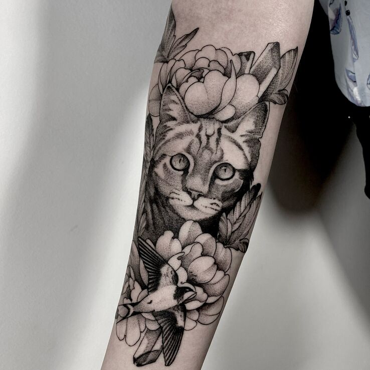 Tatuaż kot  jaskółka  kwiaty w motywie czarno-szare i stylu dotwork na ręce