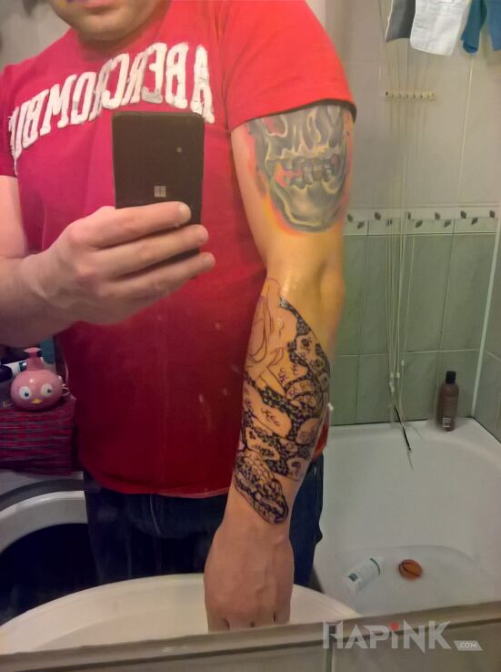 Tattoo Wąż w różach in animals motif on the forearm