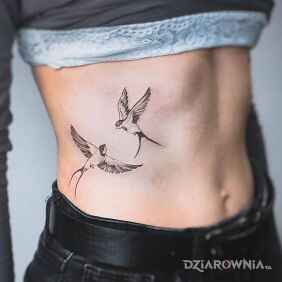 Tatuaż Swallow na żebrach motyw: czarno-szare styl: graficzne / ilustracyjne