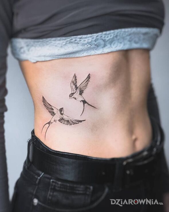Tatuaż swallow w motywie zwierzęta i stylu minimalistyczne na brzuchu