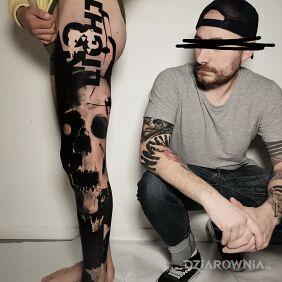 Tatuaż Głęboka czerń na nodze motyw: czaszki styl: blackwork / blackout