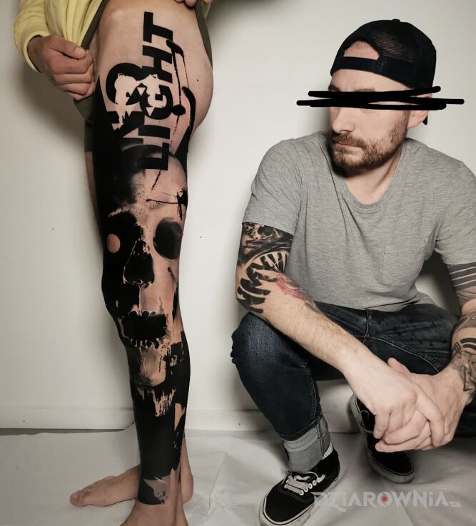 Tatuaż głęboka czerń w motywie czaszki i stylu blackwork / blackout na kolanie