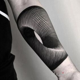 Tattoo A little twist of perception On the arm motif: black and gray style: optical illusion