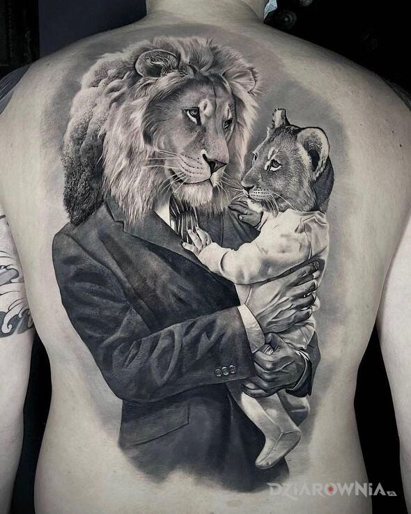 Tatuaż ojciec z synem w motywie czarno-szare i stylu realistyczne na plecach