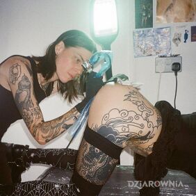 Tatuaż Ból jest tu słowem kluczem na nodze motyw: czarno-szare styl: kontury / linework