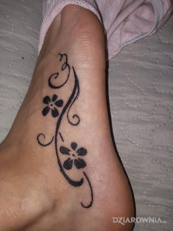 Tatuaż syrka po wygojeniu w motywie kwiaty i stylu kontury / linework na stopie